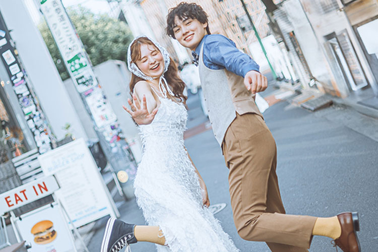 キャットストリートをふたりで歩くフォトウェディングイメージ