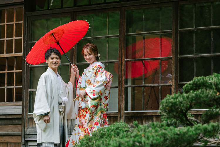 紅葉の歴史的建物で和装前撮りをする花嫁のイメージ