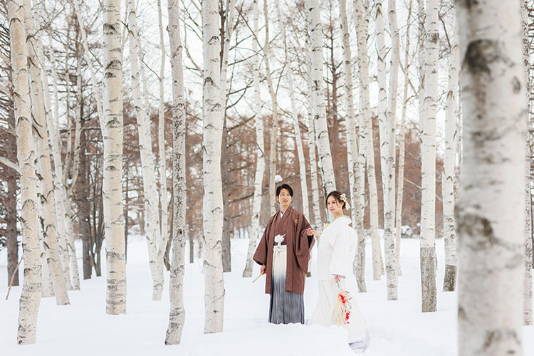 チャペルと冬の雪景色でウェディングドレスの花嫁の前撮りイメージ