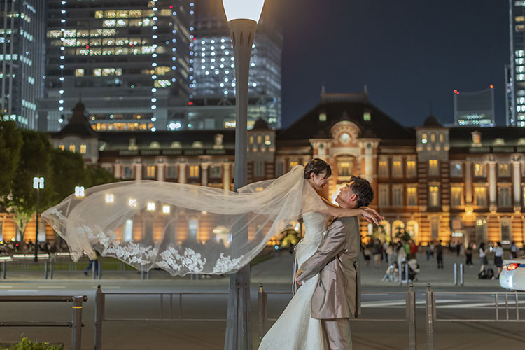 夜の東京駅ライトアップを背景にしたフォトウェディング