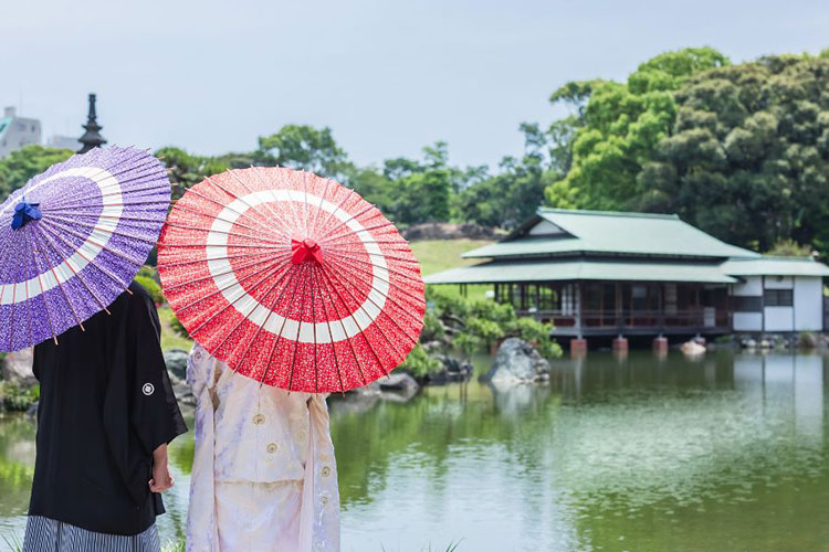 清澄庭園の池のほとりに立つ白無垢姿の花嫁