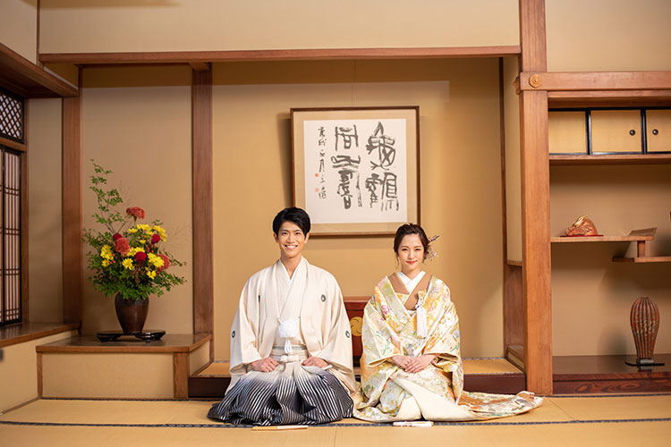 客殿の和室で障子越しの光に包まれる色打掛姿の花嫁