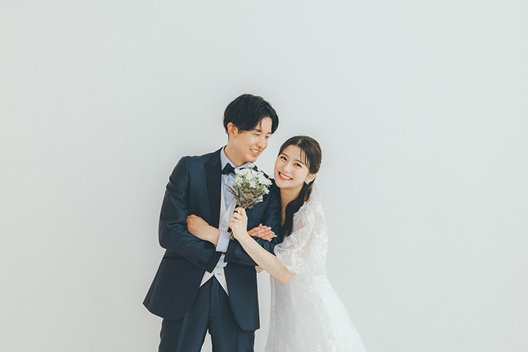 写真だけの結婚式の費用相場はいくら？フォトウェディングを安く抑えるコツも解説のアイキャッチ画像