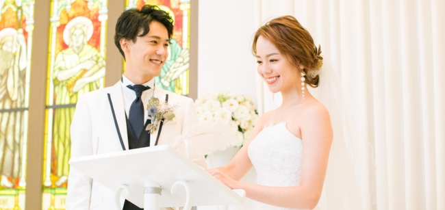 結婚証明書にサイン