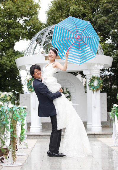 色合いがさわやかなボーダー傘は雨の憂鬱な気分を吹き飛ばしてくれます！