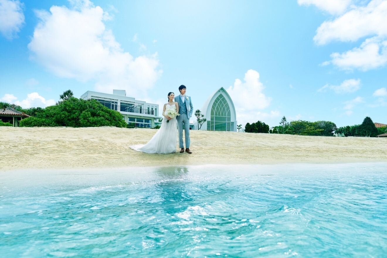 海の近くのチャペルで二人だけの結婚式のイメージ