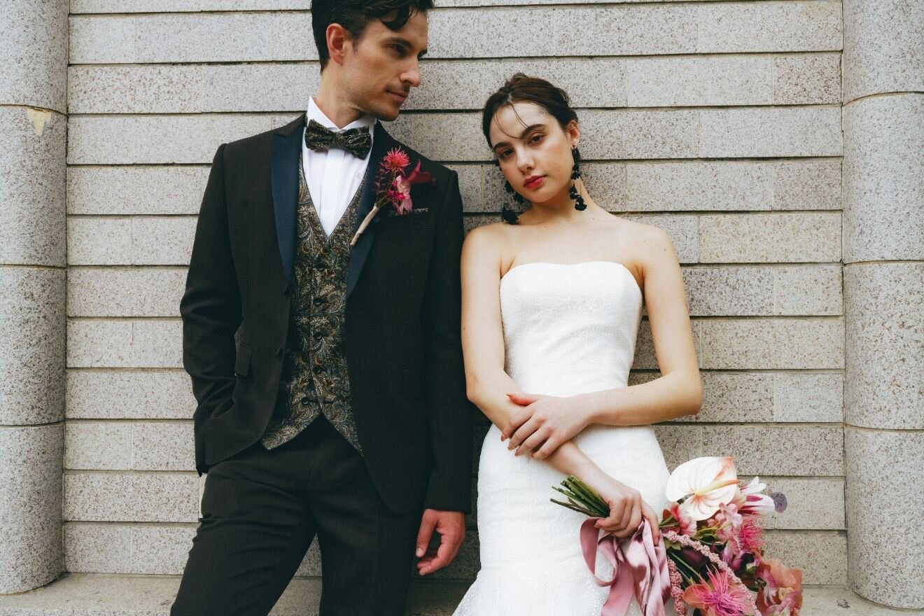 ウェディングドレスとタキシードで並ぶ新郎新婦