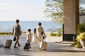 前泊で家族とホテルへ向かう箱根旅行ウェディングのイメージ