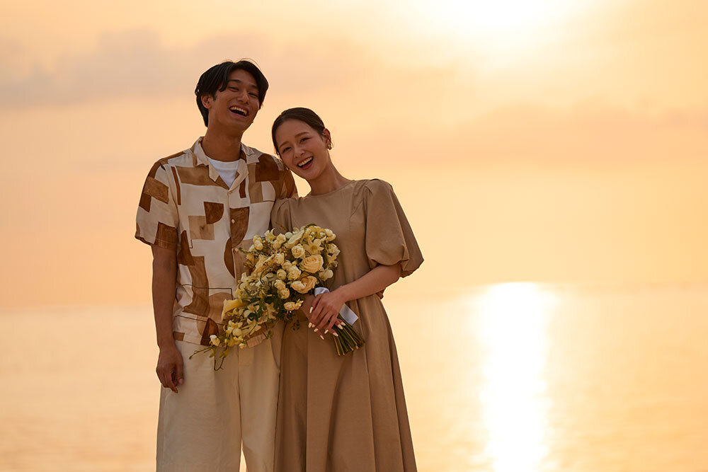 夕日の中でほほ笑む夫婦