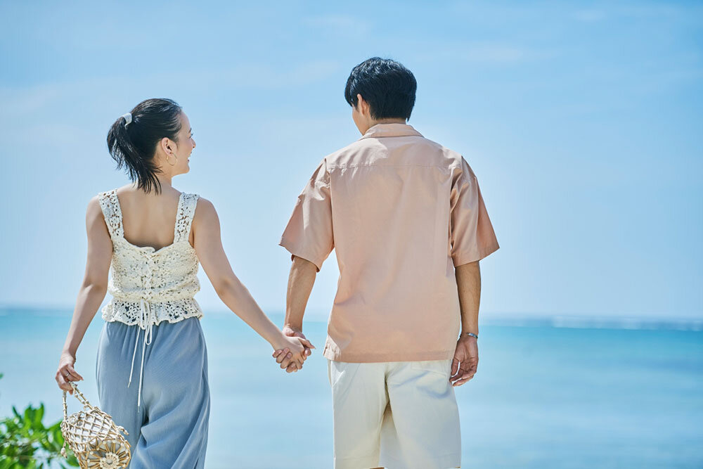リゾートホテルで迎える結婚式の次の日のカップル